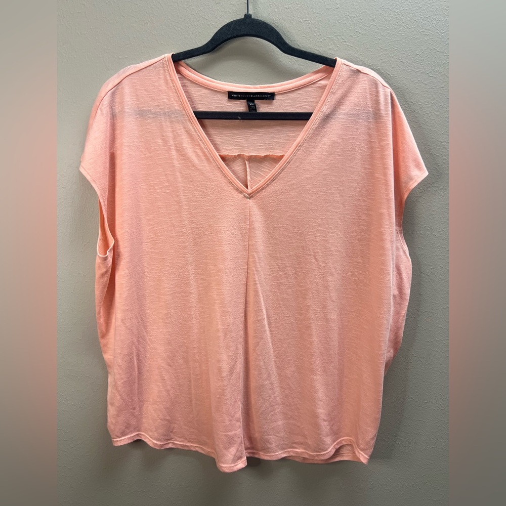 White House Black Market Peach V-Neck Women's Shorts Sleeve Tee. Size XL